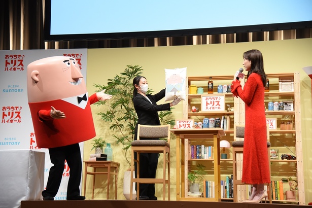 アンクルトリスがデザインされたクッションも贈呈