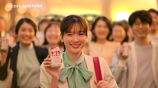 テレビCM「ハイボール行進曲」篇の1シーン