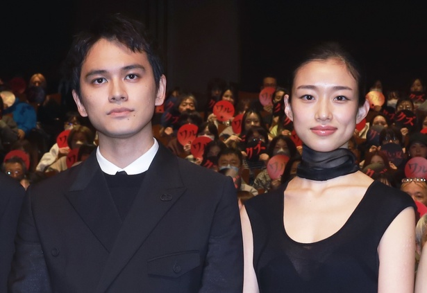 映画「悪い夏」で初共演した北村匠海、河合優実(写真左から)