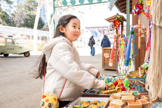 商店街には昔懐かしいお菓子やおもちゃなどが飾られているので見て歩くだけでも楽しい