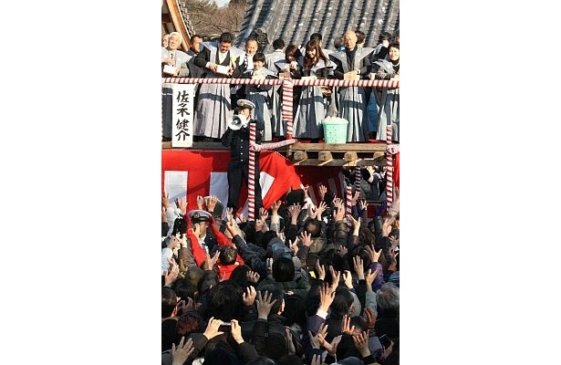 約1万人が殺到！池上本門寺で著名人らが豆まき
