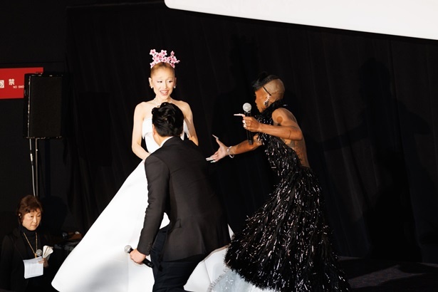 【写真】ドレスの裾が引っかかるアクシデントも。アリアナを助けるシンシアとチュウ監督