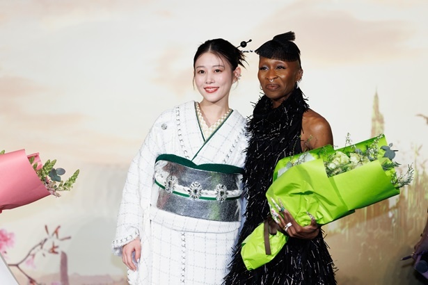 高畑さんからシンシアに花束を贈呈する場面