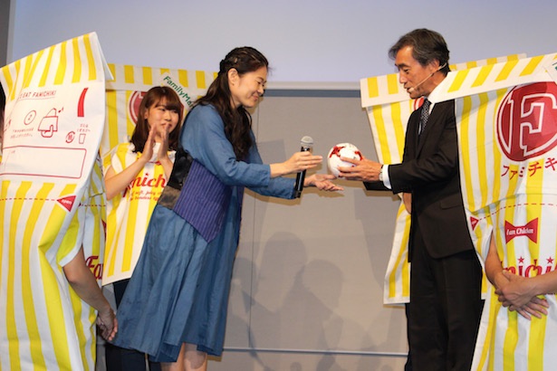 澤さんから、サイン入りのサッカーボールを澤田社長に贈呈