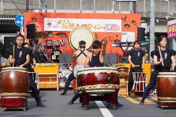 ｢行徳ハロウィン2016｣での和太鼓ライブの様子