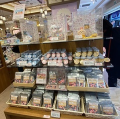 川越店限定の「レトロキャンディ」(702円)と店舗共通の「瓶入りキャンディ」(各810円)