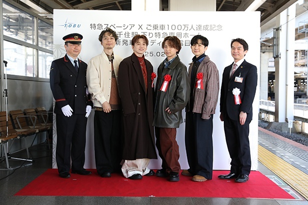 新発車メロディお披露目会に参加した(左から)北千住駅長の大根田文雄さん、Natural Lagのアベノブユキさん、花村想太さん、福田智樹さん、louisさん、東武鉄道営業部長の小金井敦さん