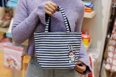 「リバーシブルトート」にもかわいい刺しゅうのアップリケが付いている