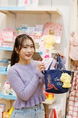 「リバーシブルトート」に「マスコット」(2530円)を付けてもかわいい！※写真はみーたん