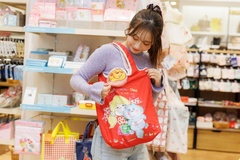 “レトロカワイイ”「エコバッグ」に釘付け！「春のおでかけにぴったりですね」と富名腰さん