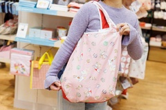 「エコバッグ」の背面はかわいい総柄に