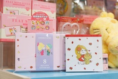 亜土ちゃんグッズ新作の「8柄レターセット」(写真左)も要チェック！中には封筒8枚、便箋8枚が入っており、すべてのデザインが異なっている