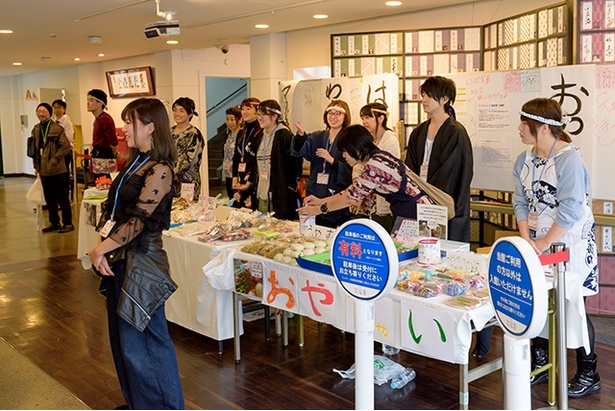 会場となった芸能花伝舎ではバザーや物産展も