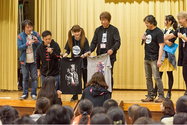 井上和彦のTシャツ2枚は女性2名による高額バトルが展開。決着がつかず最終的には1枚ずつ分けることに