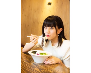 【ラーメン×グラビア!?】SKE48の相川暖花が元イタリアンシェフが作るにぼし醤油ラーメンをふぅふぅ♥