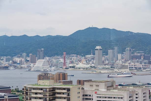 ポートタワーや六甲山など神戸のランドマークが一望できる/神戸ポートピアホテル
