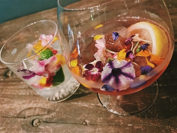今回限定で、食べられるお花「エディブルフラワー」のカクテルも登場