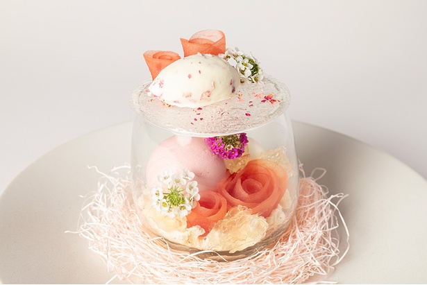 「Rose Parfait」(1430円)バラの花びらが美しく、食べるのがもったいない！