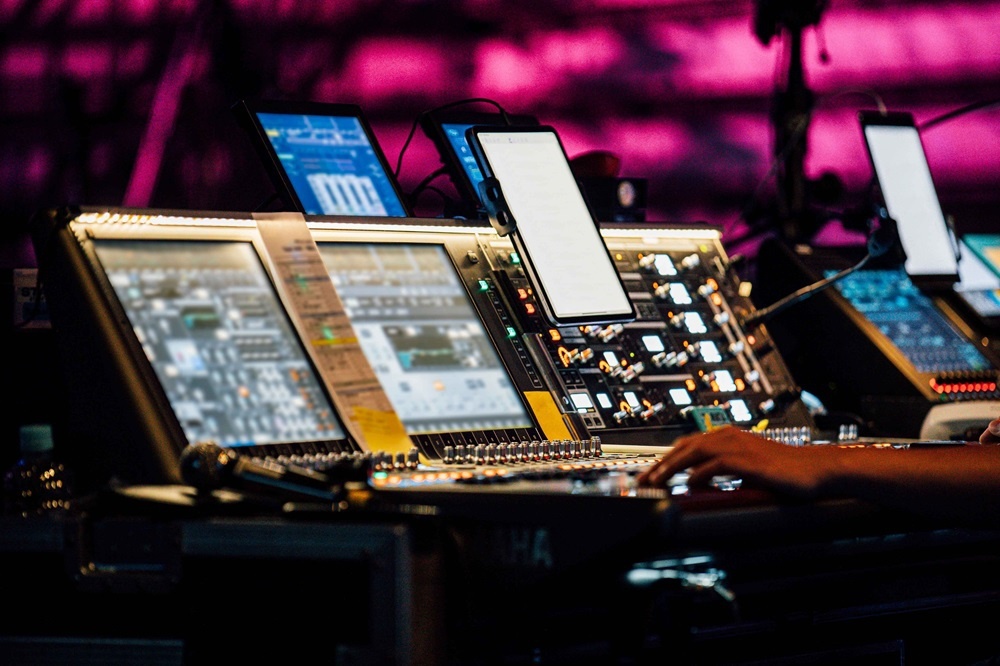 ライブ・ビューイングの中継方法は、衛星配信と光配信の2種類