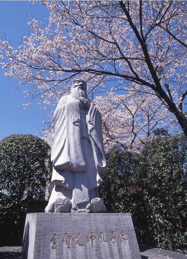 儒学の祖・孔子を祀った巨大な立像も見どころ！