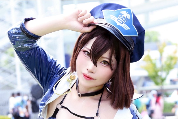 【写真を見る】こだわりのレースクイーン衣装を用意し、「アズールレーン」ボルチモアに扮するさやさん