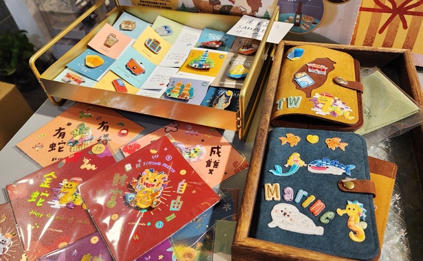 「Littdlework．繍珍森活」では刺しゅうワッペンを組み合わせてオリジナルグッズの制作も可能