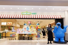 セサミストリートマーケット1号店の池袋サンシャインシティ店。クッキーモンスター推しのめいさんは、さっそく店頭で記念撮影！