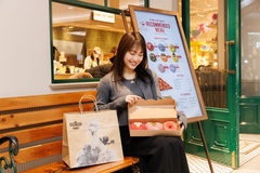 「ストロベリーフィールドドーナツBOX」をテイクアウトすることにしためいさん。「家族が喜びそう！」