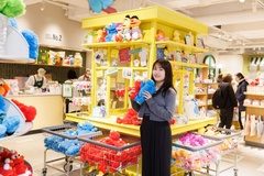 池袋サンシャインシティ店の内観。目立つところにキュートなぬいぐるみ(3520円～) がずらり！こちらのストアは2023年11月にオープンした