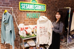 これからの季節にぴったりのアイテムも発見！「HELLOパーカー」(9790円)はペットのフーディと合わせておそろいコーデを楽しめる