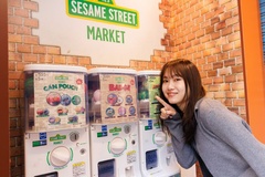 店外にはカプセルトイも充実！