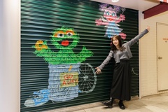 写真を撮るのも楽しい！セサミストリートマーケット 池袋店の外側にあるウォールアートの前でパチリ