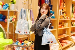 「ペアアートシリーズ」の「巾着トートバッグ」(3850円)