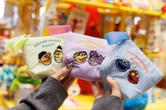 プレゼントにしても喜ばれそうな「ペアアートシリーズ」の「ティッシュポーチ」(3080円)
