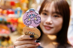フロントとバックにデザインがあしらわれた「ハート型 メイクミラー」(1430円)