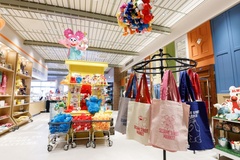 豊洲店の内観。写真手前はお洒落度満点な「バイカラースケッチアート トートバッグ」(2530円)