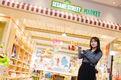豊洲店は約100坪の広さを誇り、ウッドデッキに面した明るい店内には400種類以上のグッズがそろう