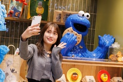 フォトスポットでセルフィ―を撮って楽しむめいさん