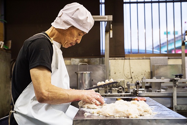 本店の隣に麺とかまぼこの製造場を併設。どちらも丁寧に手作りされる