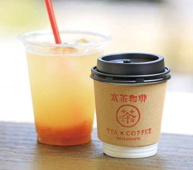 「ほうじ茶コーヒー」(右・400円)、期間限定の「ゆずソーダ」(左・600円)/白川カフェ