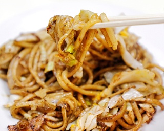 【名物女将の店】小倉っ子が愛してやまない、焼きうどん発祥の店「だるま堂」