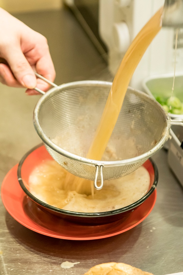 スープは「あっさり」と「こってり」の2種類で、それぞれ使用する部位や製法が異なる