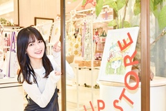 ガラス越しに亜土ちゃんのイラストと対面
