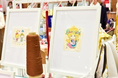 亜土ちゃんグッズコーナーにも糸巻きがスタンバイ。これがバッグや小物に大変身！