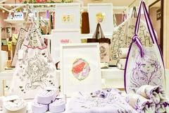 亜土ちゃんバッグが並ぶコーナーにはイラストも展示