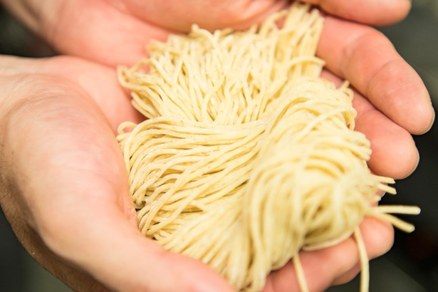 小麦の粒感を残した全粒粉を使う自家製麺。加水率約40％で弾むような食感だ
