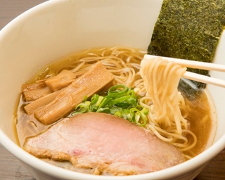 【福岡】香りが際立つタイミングで生醤油をイン！「かなで」の“淡麗”中華そば