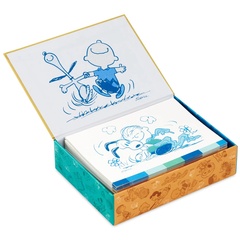 「PEANUTS 75周年 スヌーピーと仲間たち ブランクカードアソートボックス｜4色各6セット24枚」(3498円)
