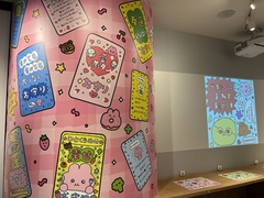 店内には「おまもりステッカー」の絵柄が入った柱も！