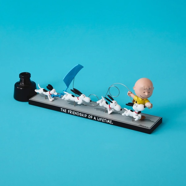 スヌーピーデザインの限定フィギュアやオーロラ箔をあしらった